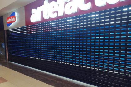 puertas-enrollables-para-centros-y-locales-comerciales-lamina-cerrada-fleje-troquelado-tipo-3